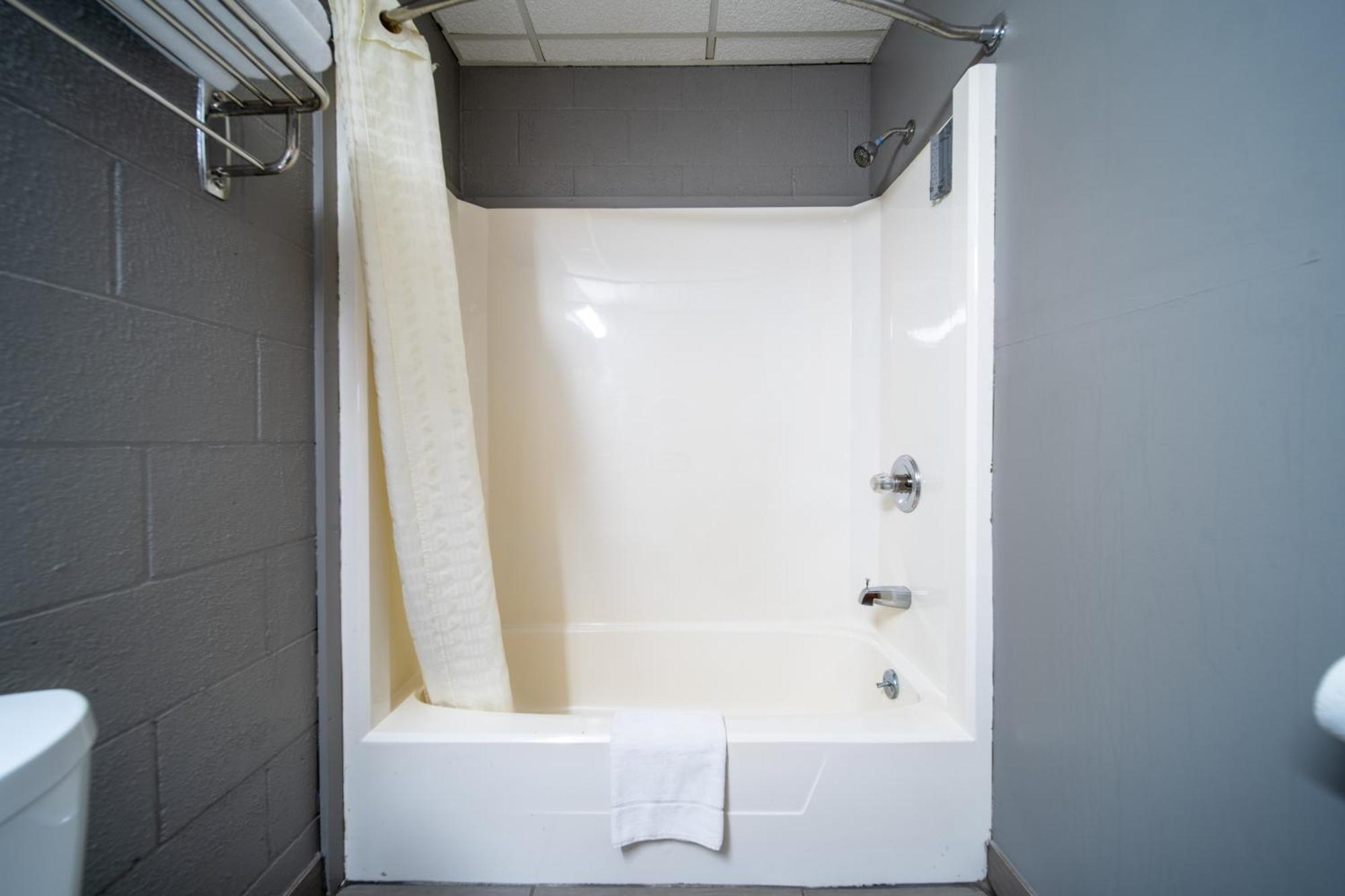 Sleep-Ees Inn, Saginaw & Frankenmuth Экстерьер фото