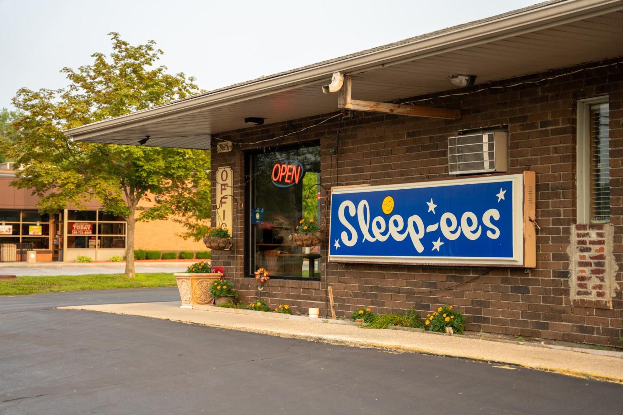 Sleep-Ees Inn, Saginaw & Frankenmuth Экстерьер фото